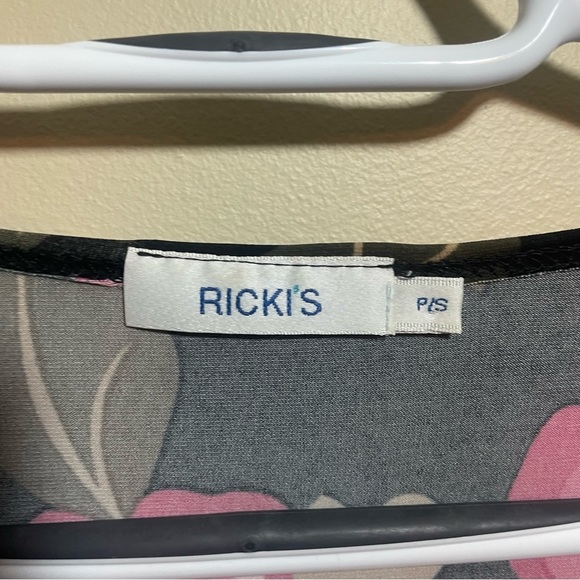 Ricki’s Blouse Floral Lightweight Quarter Sleeve Top | Black Pink - Picture 5 of 6